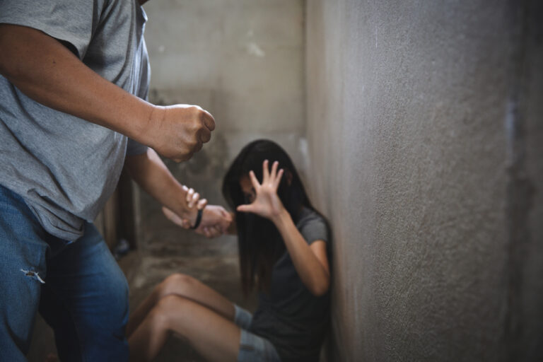 Głosy niewinności: Konieczność zrozumienia i zwalczania przemocy domowej wobec dzieci