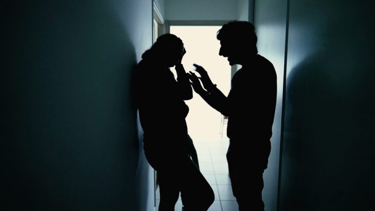 Jak rozpoznać znaki przemocy domowej: Praktyczny poradnik dla każdego