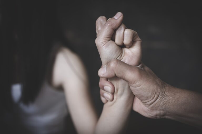 Bezbronne ofiary: Skutki przemocy domowej dla dzieci i młodzieży
