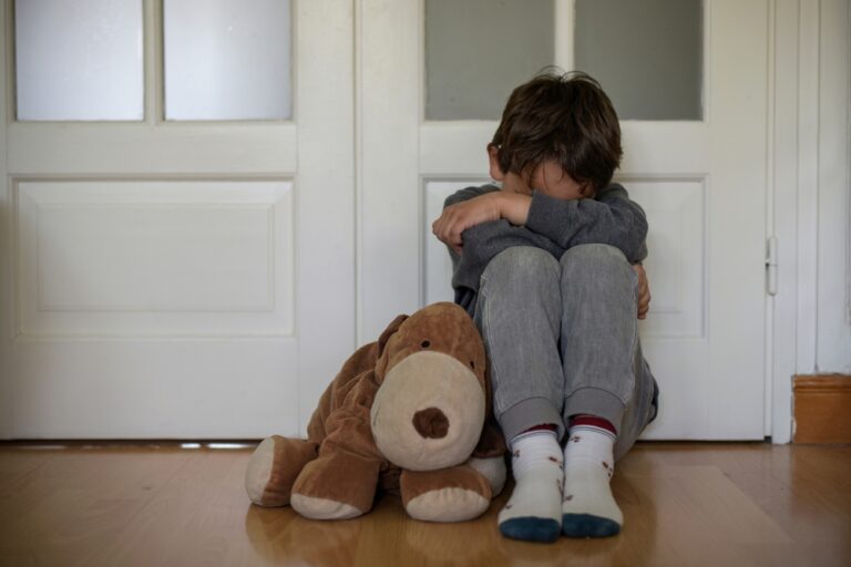 Ciche krzyki: Tajemnice przemocy domowej wobec dzieci