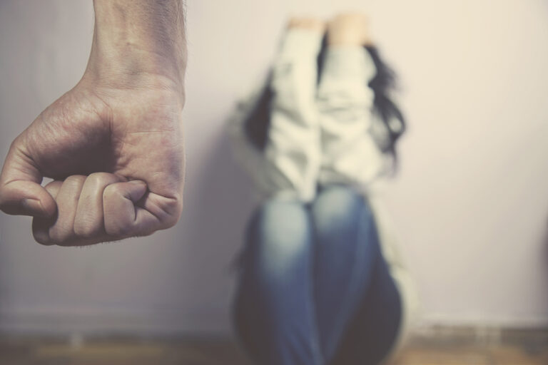Ukradzione godności: Odbudowa życia po przemocy domowej