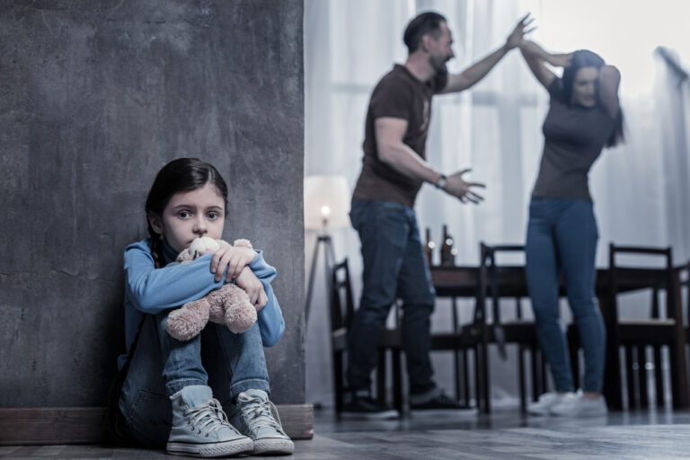 Zranione dzieciństwo: Jak przemoc domowa wpływa na rozwój dzieci